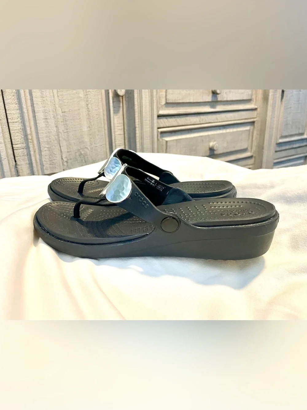 CROCS Sanrah Thong Wedge Sandal -Metal Disc Accent/Comfort- Woman’s Sz 9 - Black